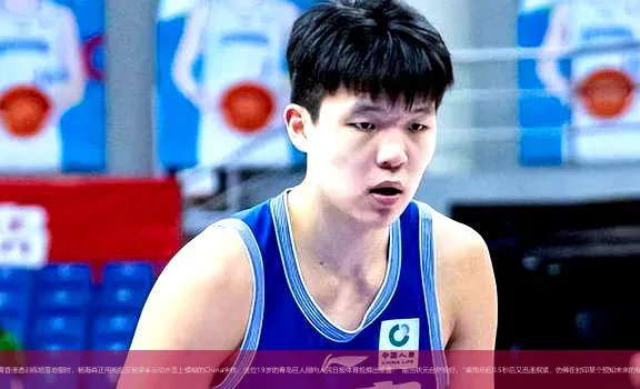 血色黄昏浸透训练馆落地窗时,杨瀚森正用拇指反复摩挲运动水壶上模糊的China字样。这位19岁的青岛巨人刚向人民日报体育投掷出惊雷: